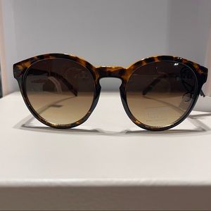 Woman Sunglasses New York and Company